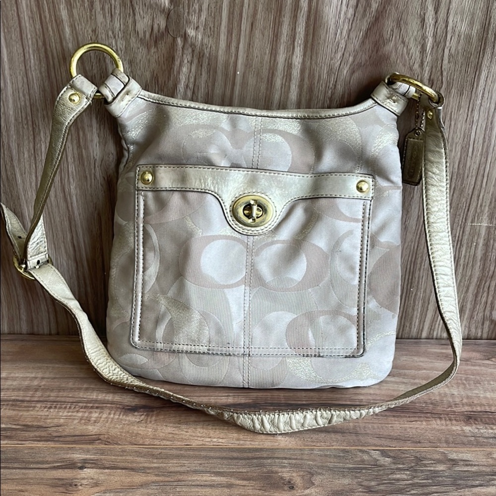 PRE-OWNED COACH PENELOPE SIGNATURE OPTIC HIPPIE KHAKI/GOLD CROSS BODY